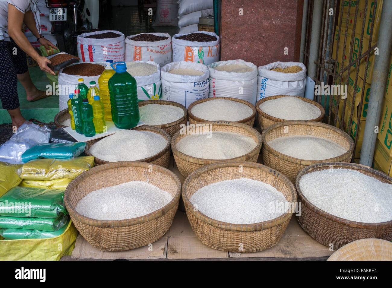 Viele Sorten von Reis zum Verkauf zu unterschiedlichen Preisen auf der Straße in Tra Vinh, Mekong Delta, Vietnam. Stockfoto