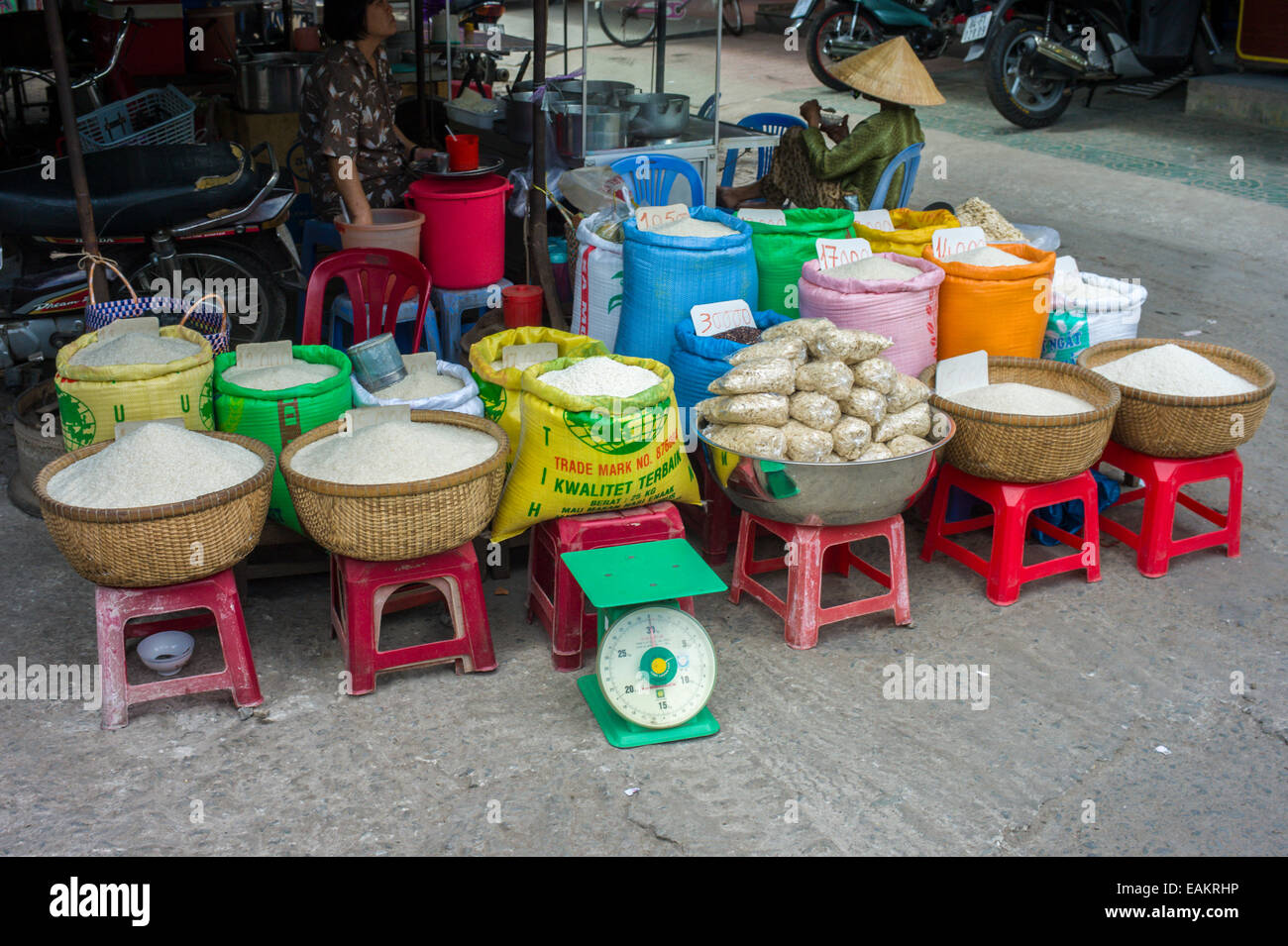 Viele Sorten von Reis zum Verkauf zu unterschiedlichen Preisen auf der Straße in Tra Vinh, Mekong Delta, Vietnam. Stockfoto