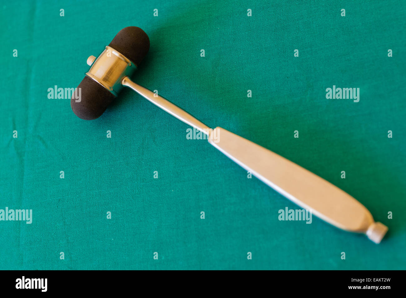 Ein Reflexhammer ist ein medizinisches Instrument von Ärzten verwendet, um Tiefe Sehne Reflexe testen Stockfoto