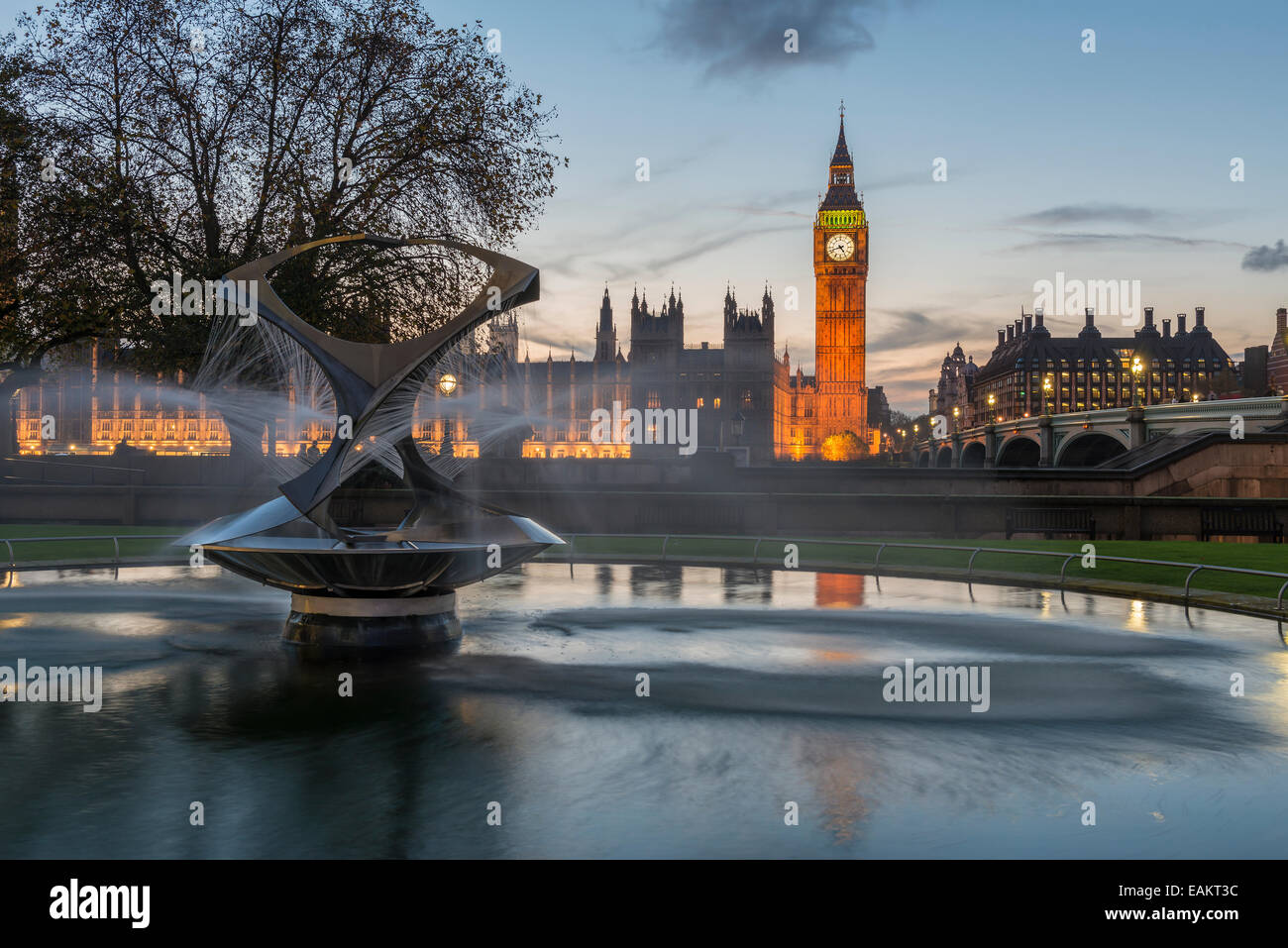 Big Ben und Westminster Bridge bei Sonnenuntergang mit einem Brunnen im Vordergrund Stockfoto