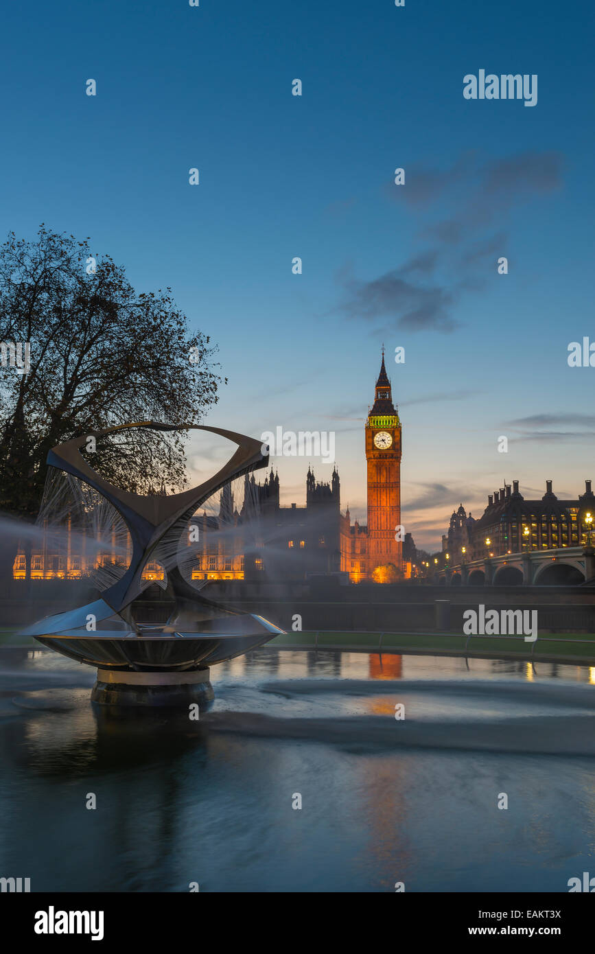 Big Ben und Westminster Bridge bei Sonnenuntergang mit einem Brunnen im Vordergrund Stockfoto