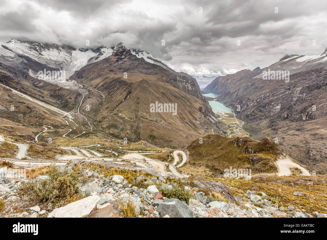 Serpentinen im Nationalpark Huascaran, Cordillera Blanca, Anden, Peru, Südamerika Stockfoto
