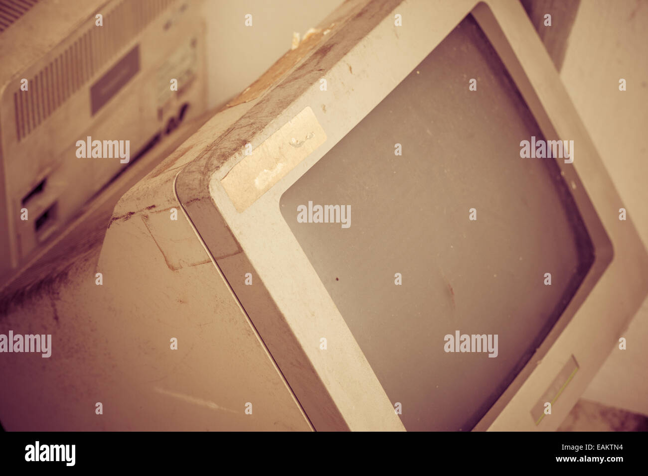 einige alte und veraltete pc und Tastaturen in der Straße entsorgt Stockfoto