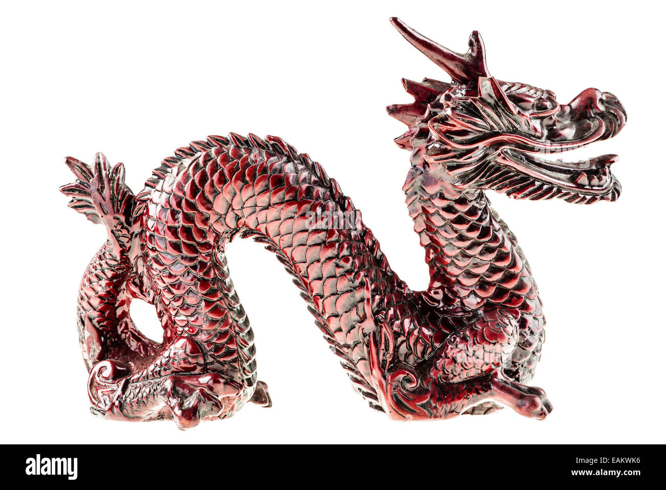 hölzerne chinesische Drachen Skulptur über einen rein weißen Hintergrund isoliert Stockfoto