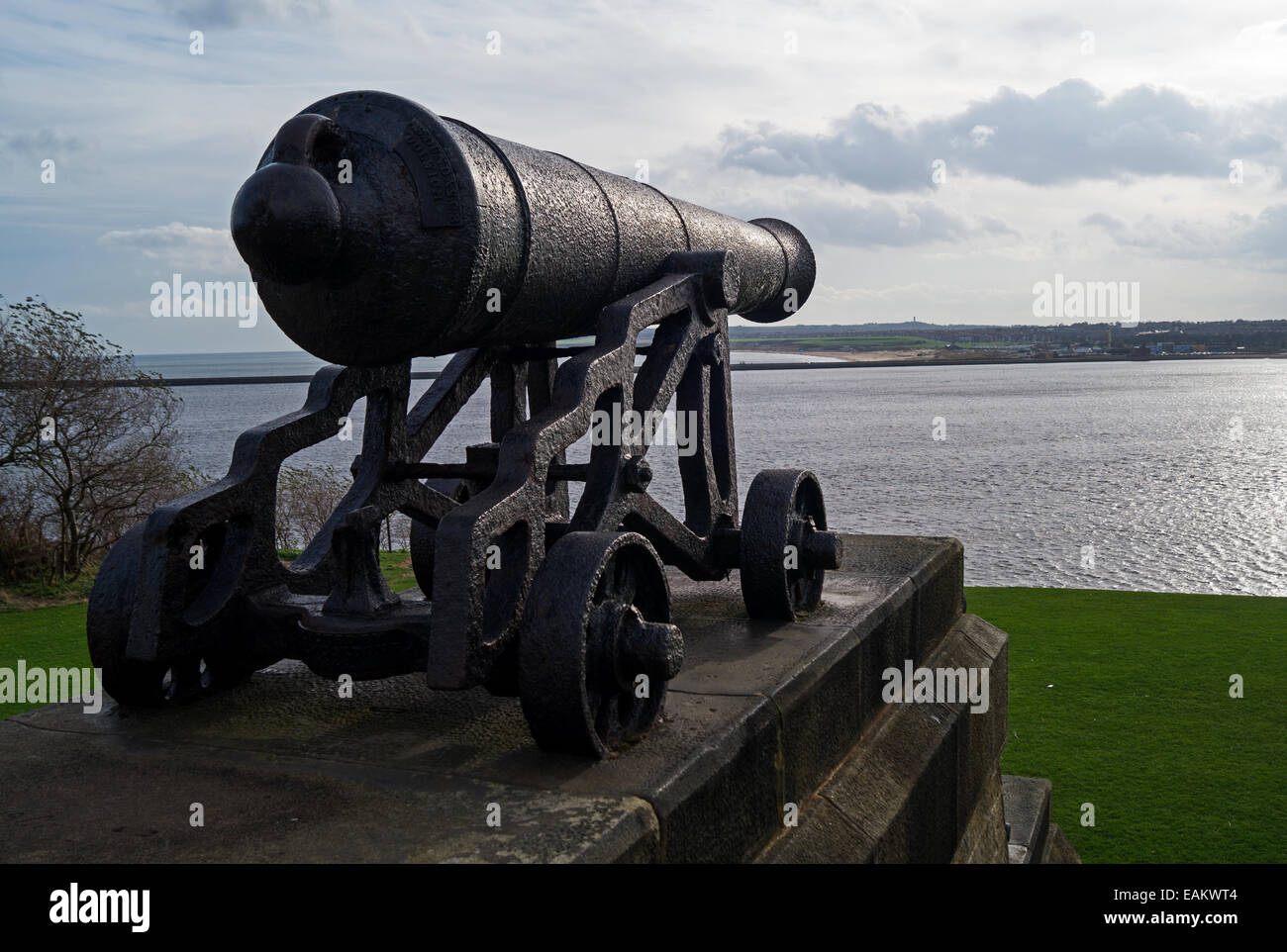 Canon mit Blick auf die Mündung des Flusses Tyne in Collingwood Denkmal, Tynemouth, Tyne and Wear, England, UK, Europa Stockfoto