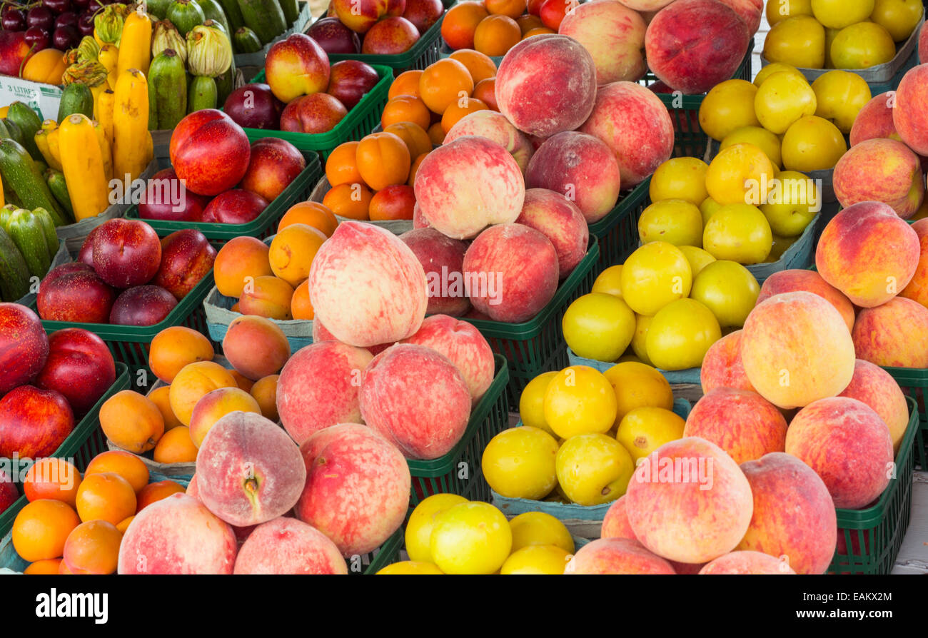 Kanada, Ontario, Niagara-on-the-Lake, frisches Obst und Gemüse auf dem Display an einer Straße Seitenständer Stockfoto