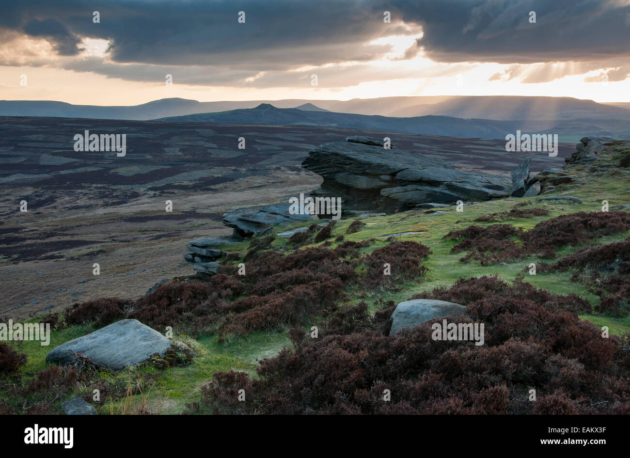Sonnenstrahlen über die Hügel in der Nähe von Stanage Edge im Peak District, Derbyshire. Blick über die Moorlandschaft. Stockfoto