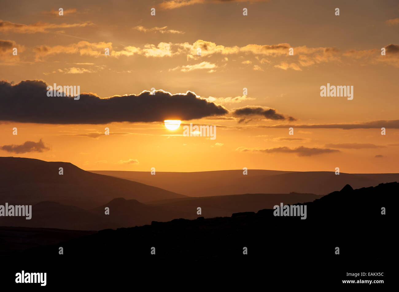 Goldener Sonnenuntergang auf Stanage Edge im Peak District Nationalpark Derbyshire. Stockfoto