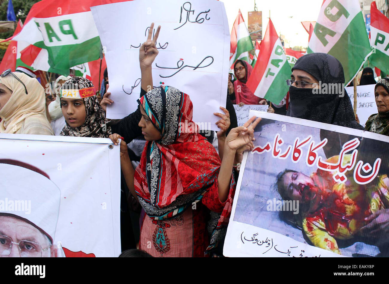 Aktivisten der Awami Tehreek protestieren gegen Regierungspolitik während einer Demonstration am Abschluss von 150 Tagen Modell Stadt Lahore Vorfall außerhalb Karachi Presseclub auf Montag, 17. November 2014. Stockfoto