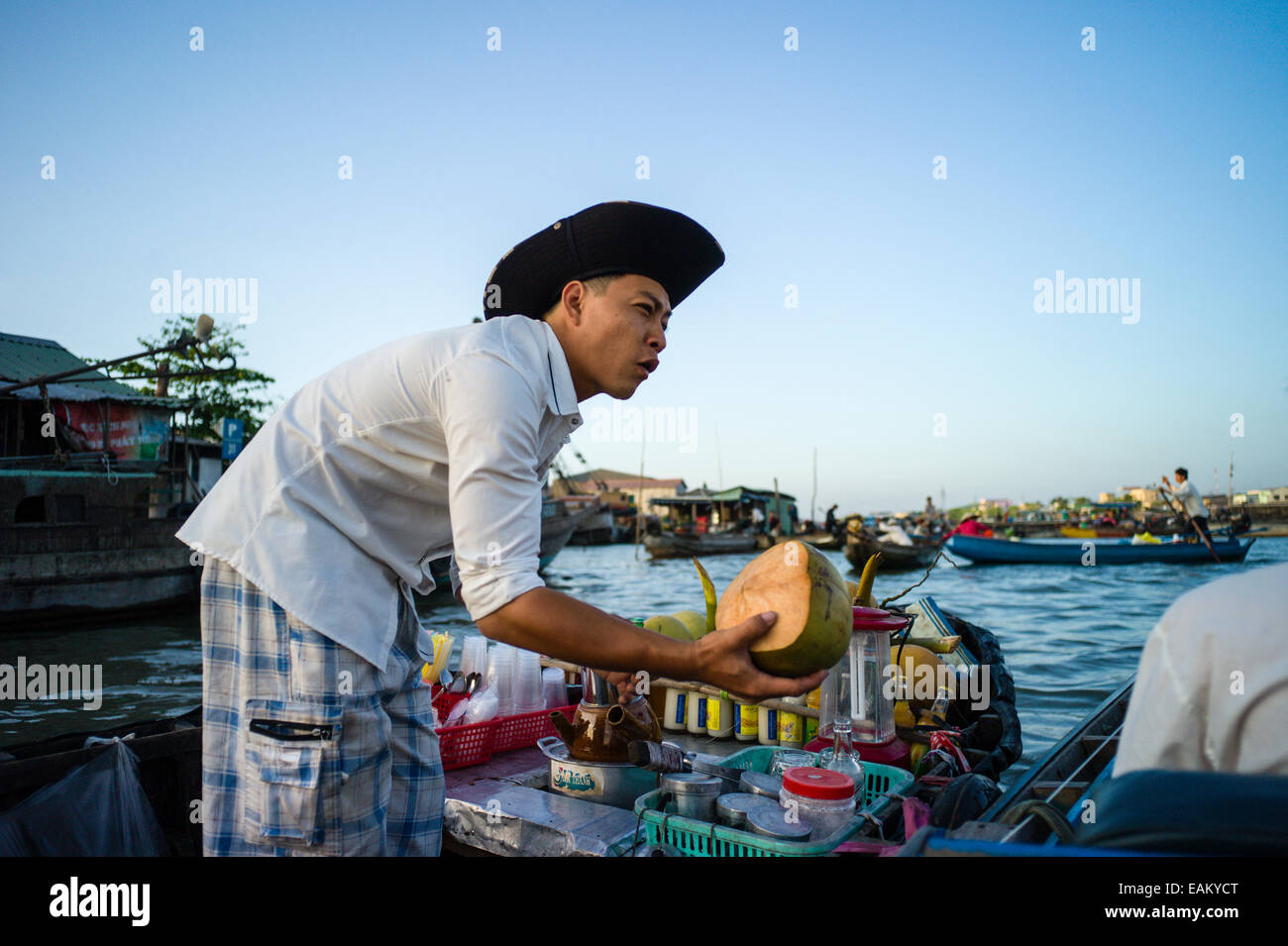 Der schwimmende Markt von Phong Dien am Fluss Hua in der Mekong-Delta in Vietnam, Verkäufer Fruchtgetränke an Touristen verkauft. Stockfoto