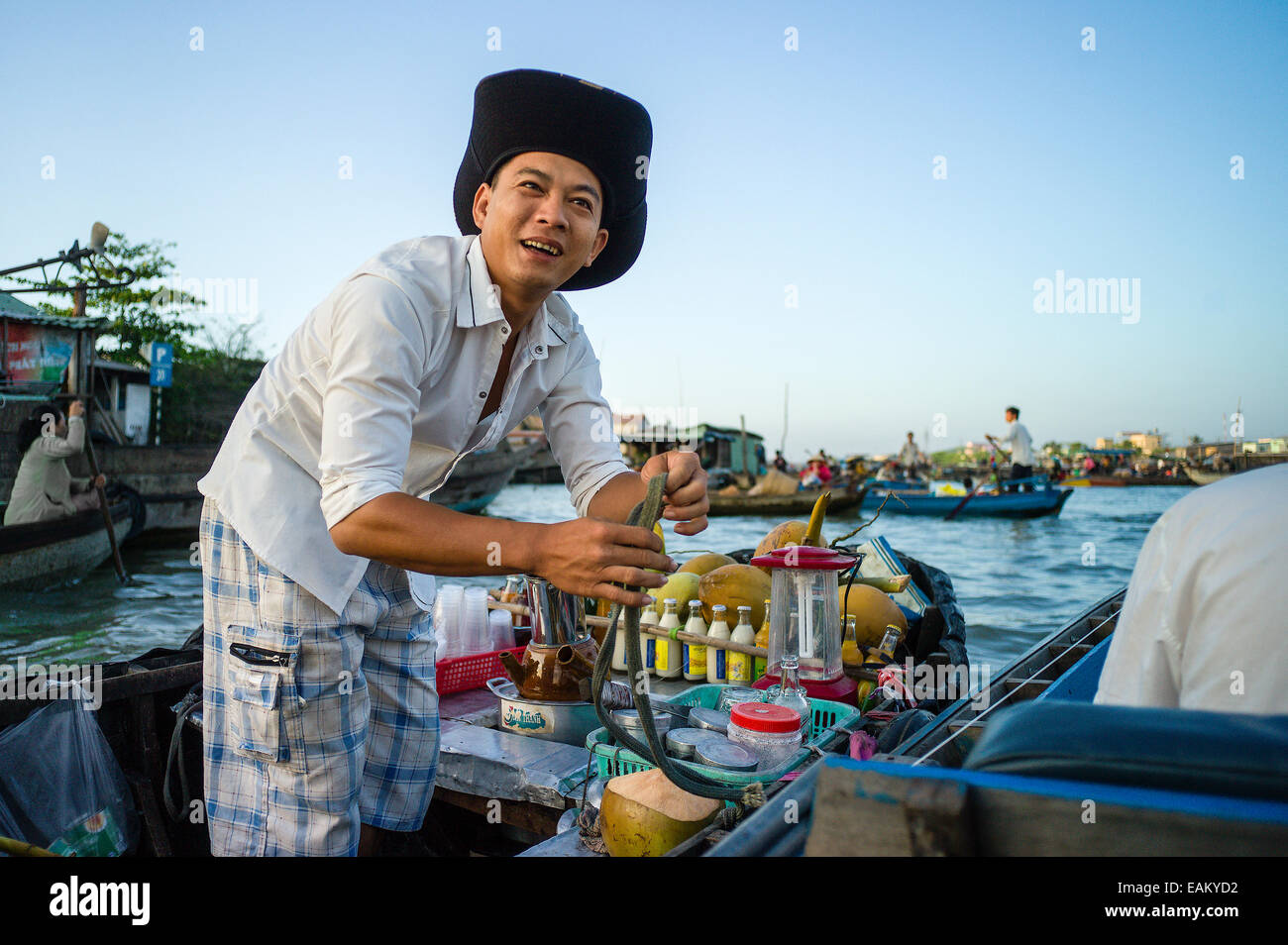 Der schwimmende Markt von Phong Dien am Fluss Hua in der Mekong-Delta in Vietnam, Verkäufer Fruchtgetränke an Touristen verkauft. Stockfoto