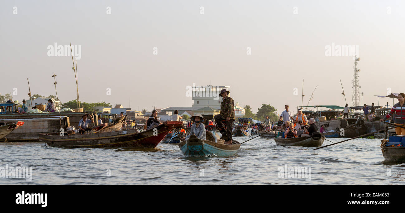 Der schwimmende Markt von Phong Dien am Fluss Hua in der Mekong-Delta in Vietnam. Stockfoto