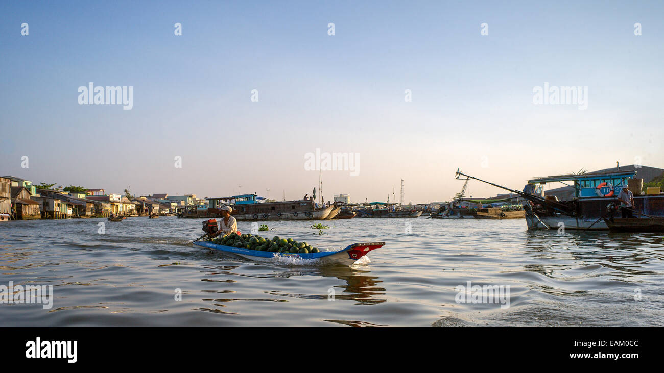 Der schwimmende Markt von Phong Dien am Fluss Hua in der Mekong-Delta in Vietnam. Stockfoto
