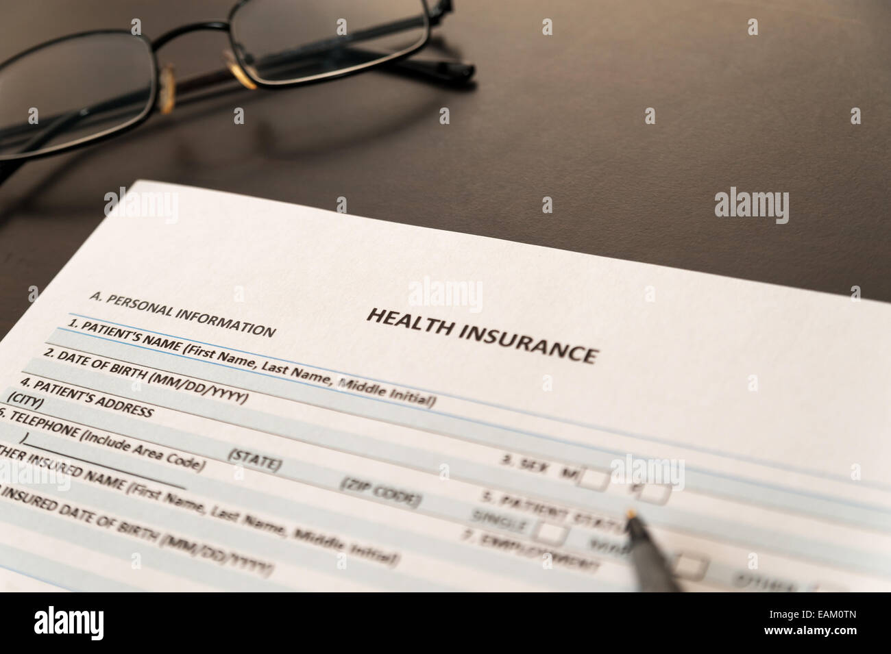 Krankenversicherung-Antragsformular ausfüllen Stockfoto