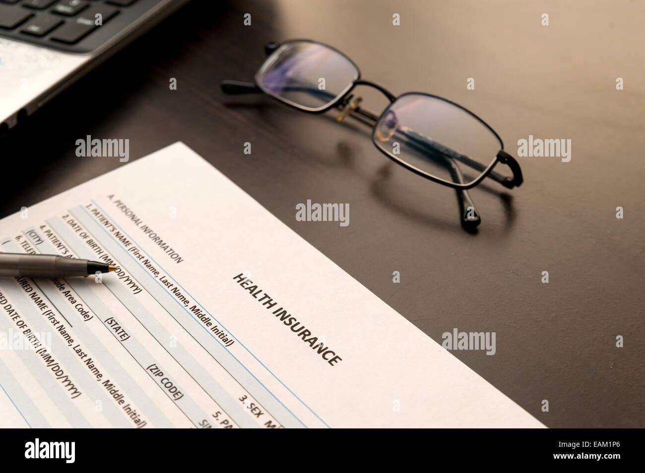 Krankenversicherung-Antragsformular ausfüllen Stockfoto