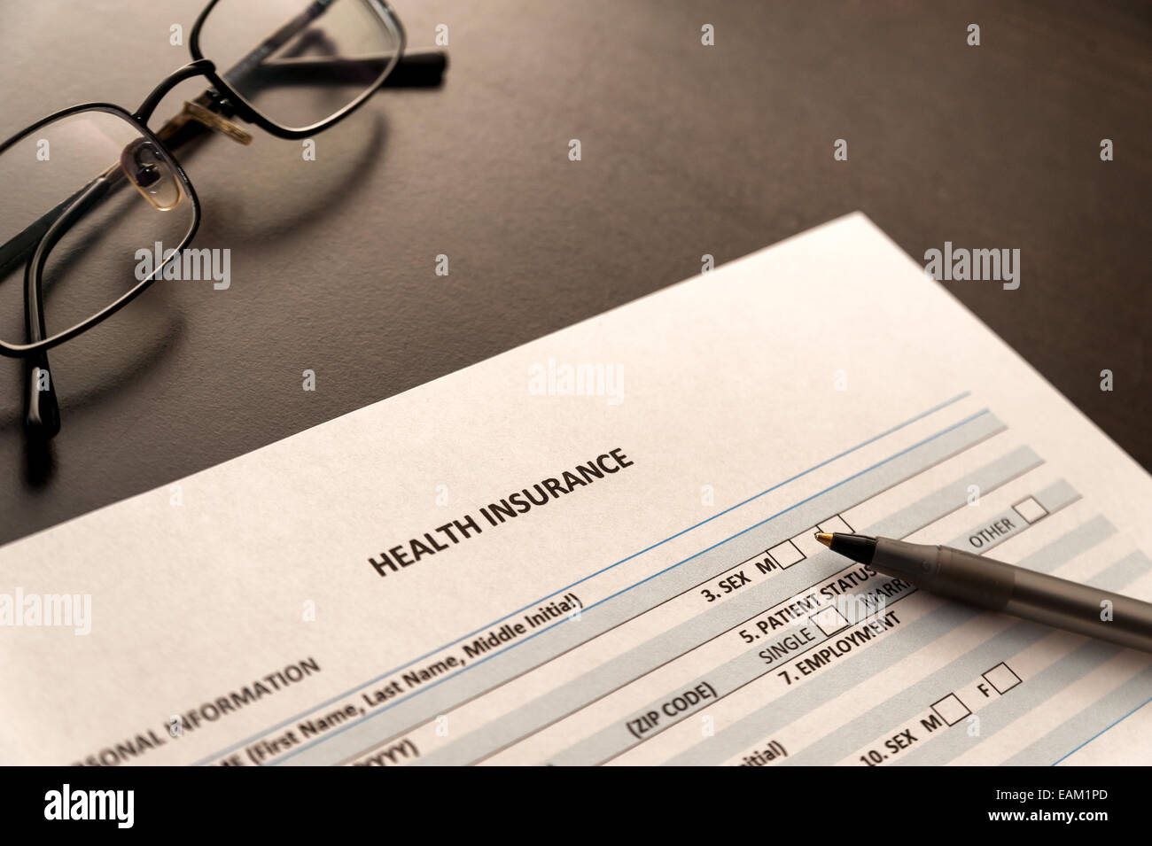 Krankenversicherung-Antragsformular ausfüllen Stockfoto