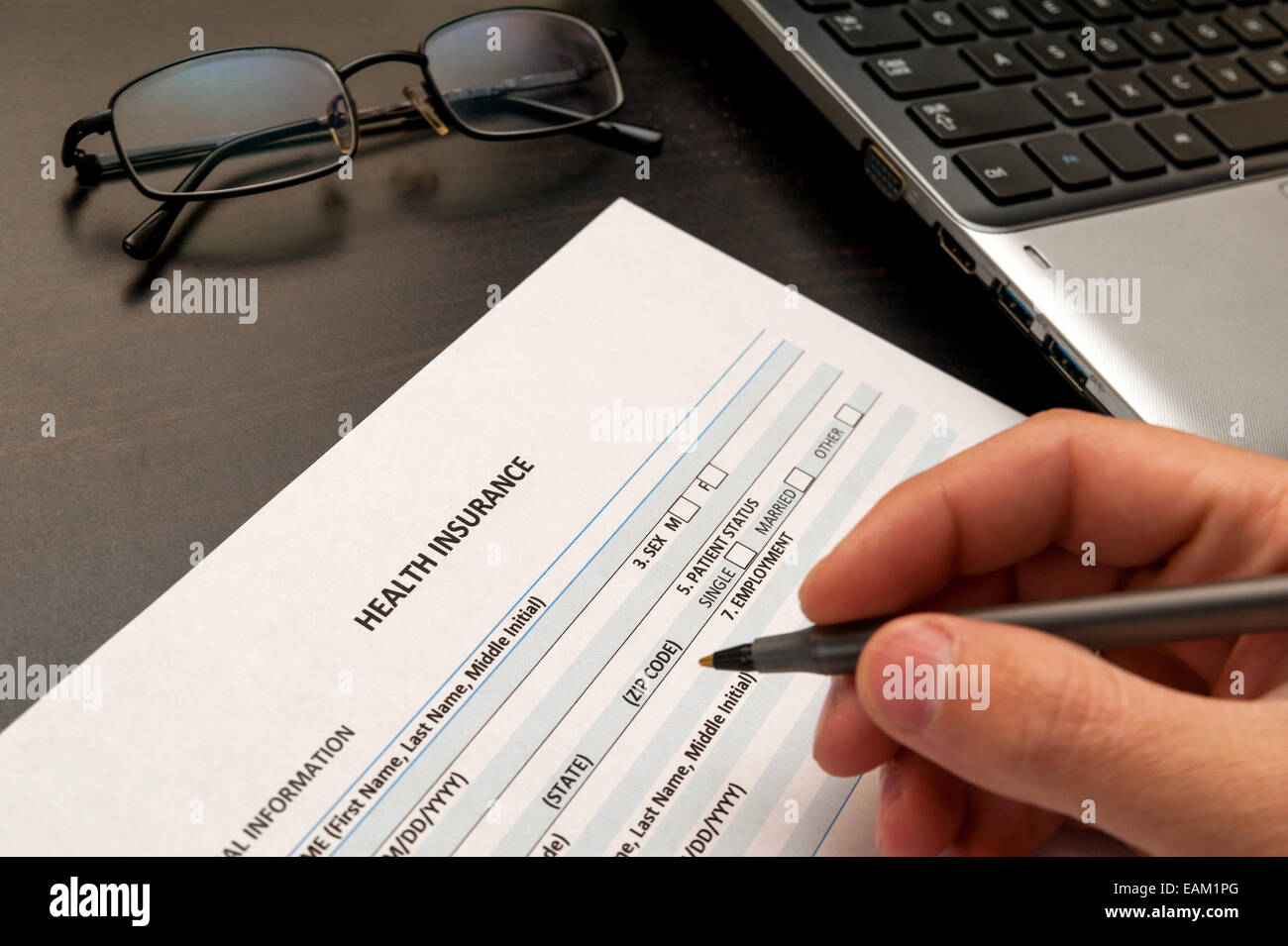 Krankenversicherung-Antragsformular ausfüllen Stockfoto