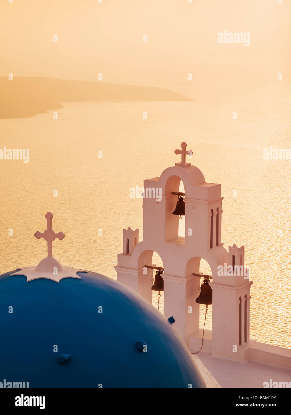 Kirche St. Gerasimos bei Sonnenuntergang, Firostefani, Fira, Santorini, Thira, Cyclades Inseln, Ägäis, Griechenland, EU, Europa Stockfoto