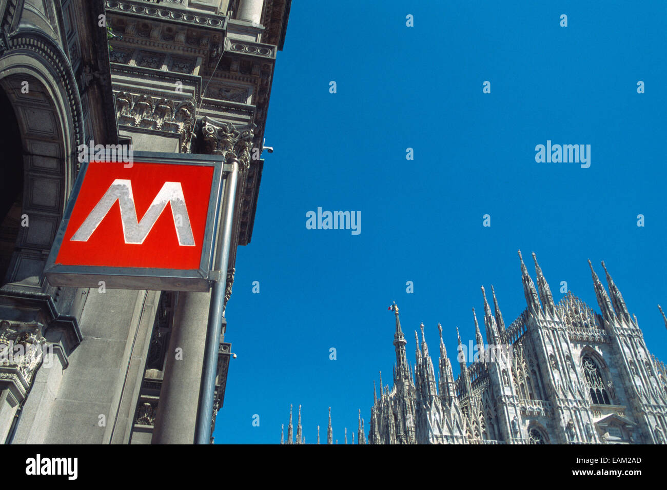 Italien., Lombardei, Mailand, Piazza Duomo Platz, U-Bahn Ortseingangsschild und der Dom Stockfoto