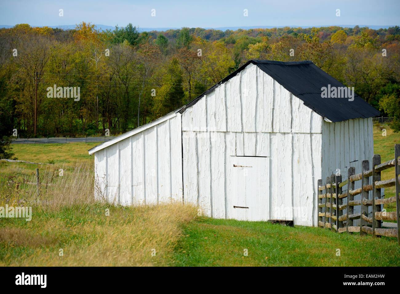 Weiße Bauernhof Schuppen auf dem Grundstück von Joseph Poffenberger Farm, Antietam National Battlefield, Sharpsburg, Maryland, USA. Stockfoto