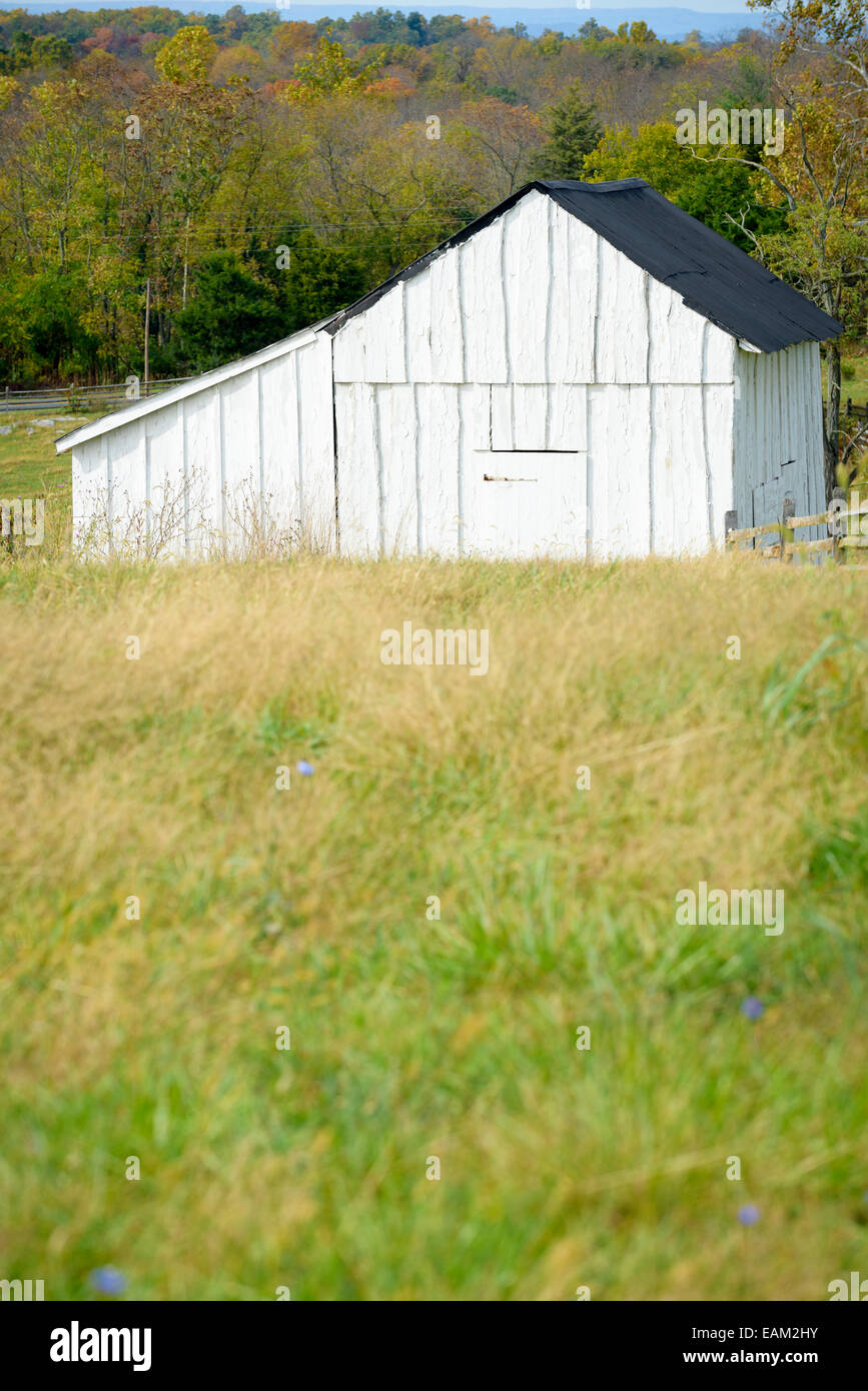 Weiße Bauernhof Schuppen auf dem Grundstück von Joseph Poffenberger Farm, Antietam National Battlefield, Sharpsburg, Maryland, USA. Stockfoto