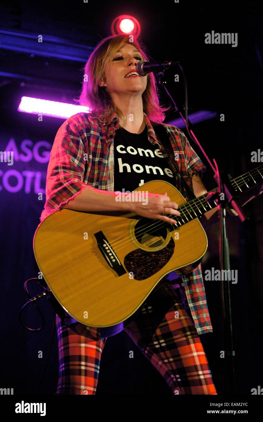 Glasgow, Schottland. 17. November 2014. US-Folk-Sängerin Martha Wainwright führt auf Oran Mor in Glasgow am Montag, 17. November. Bildnachweis: John Graham / Bassline Bilder / Alamy Live News Stockfoto