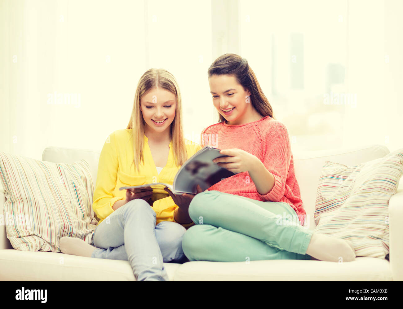 zwei Freundinnen zu Hause Magazin lesen Stockfoto