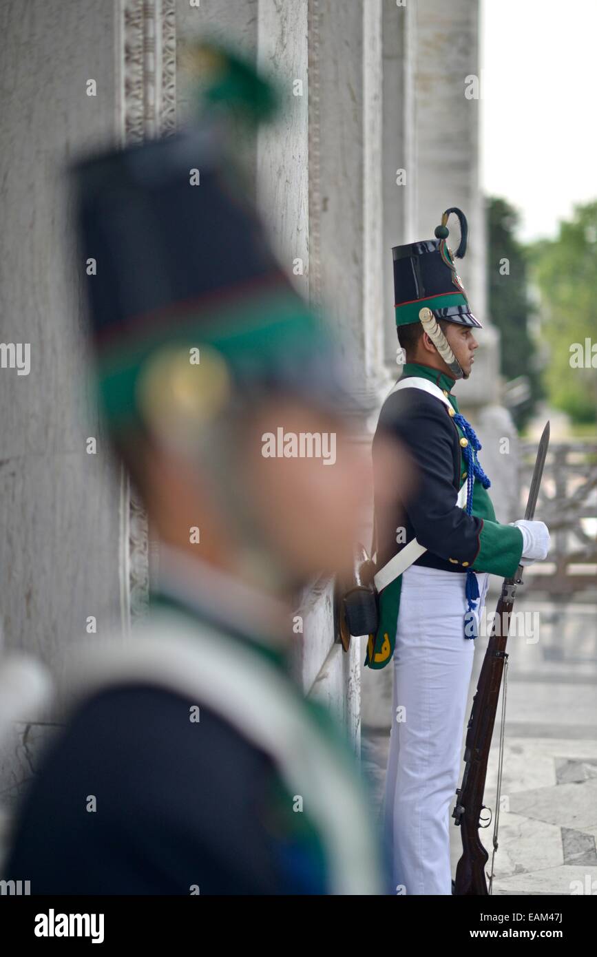 Parlament der Nationalgarde in traditioneller Uniform. Auch bekannt als "Blandengues" Stockfoto