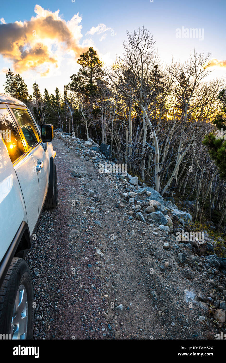 Geländewagen auf einem steinigen Weg in Colorado rockies Stockfoto