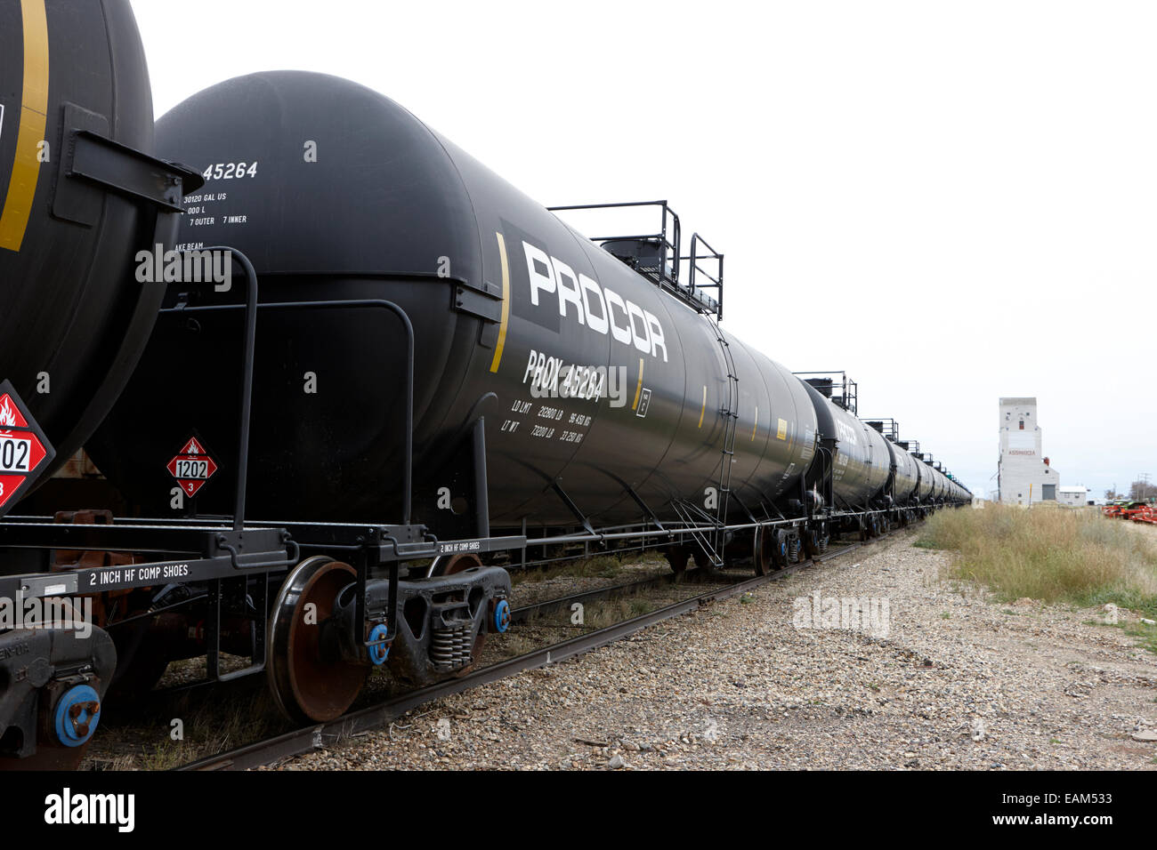 Procor Masse Flüssigkeit und Korn-Tanker auf Eisenbahn Assiniboia Saskatchewan Kanada Stockfoto