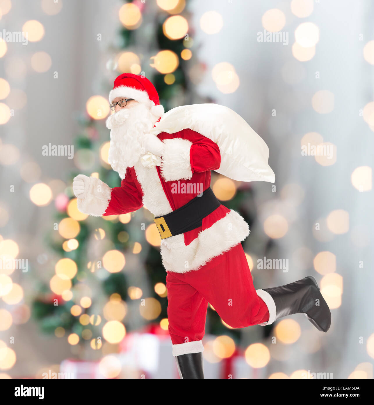 Mann im Kostüm des Weihnachtsmannes mit Tasche Stockfoto