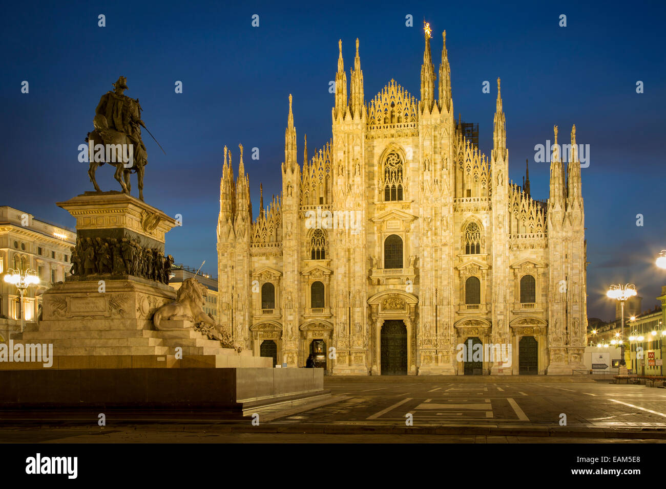 Vittorio Emanuele Statue und Kathedrale in der Piazza del Duomo, Mailand, Lombardei, Italien Stockfoto