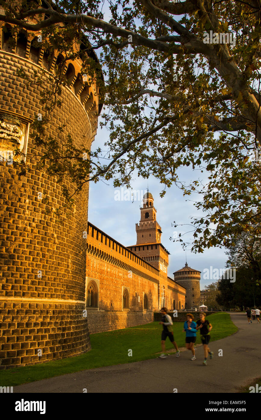 Jogger unterhalb der Mauern des Castello Sforzesco, Mailand, Lombardei, Italien Stockfoto