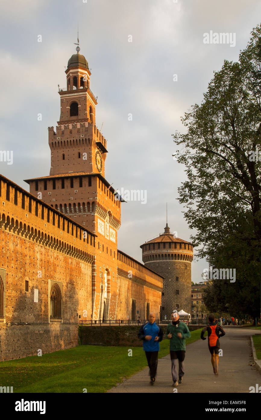 Jogger unterhalb der Mauern des Castello Sforzesco, Mailand, Lombardei, Italien Stockfoto