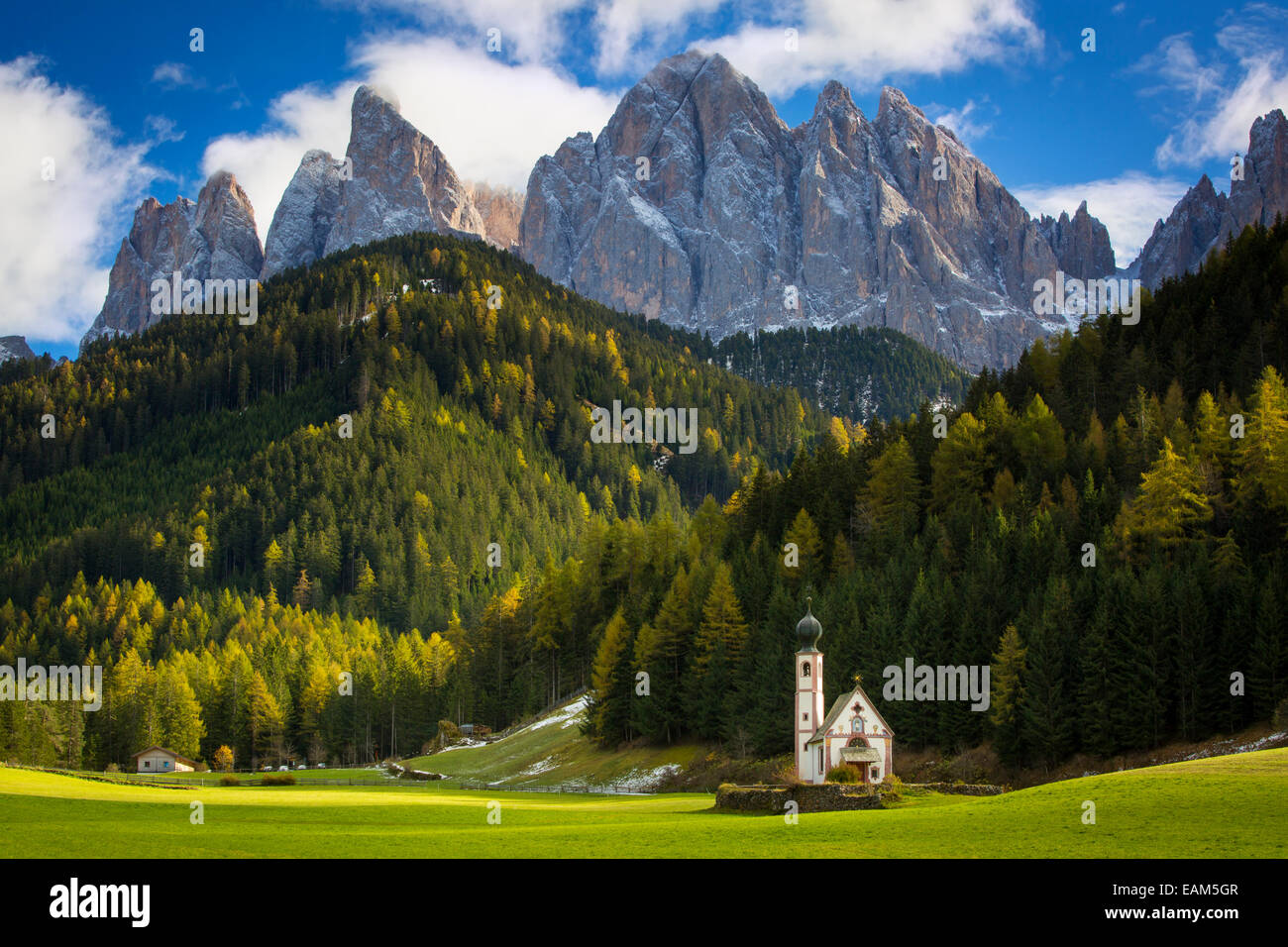Sankt St. Johann Church unterhalb der Geisler Spitzen, Dolomiten, Val di Funes, Trentino-Alto-Adige, Italien Stockfoto