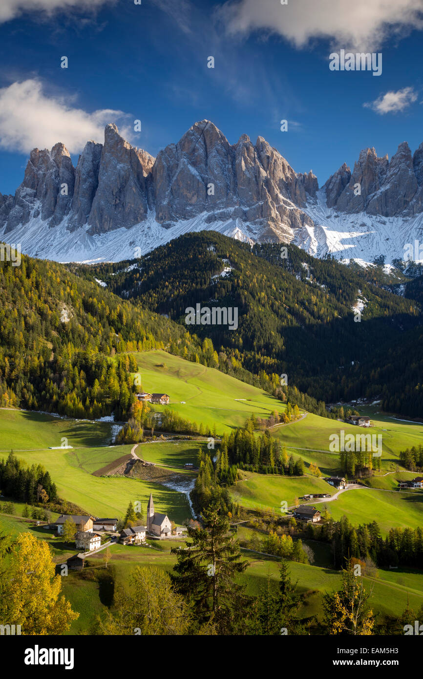 Herbst am Nachmittag über Val di Funes, Santa Maddelena und der geisler-spitzen, Dolomiten, Südtirol, Italien Trentino-südtirol - Stockfoto