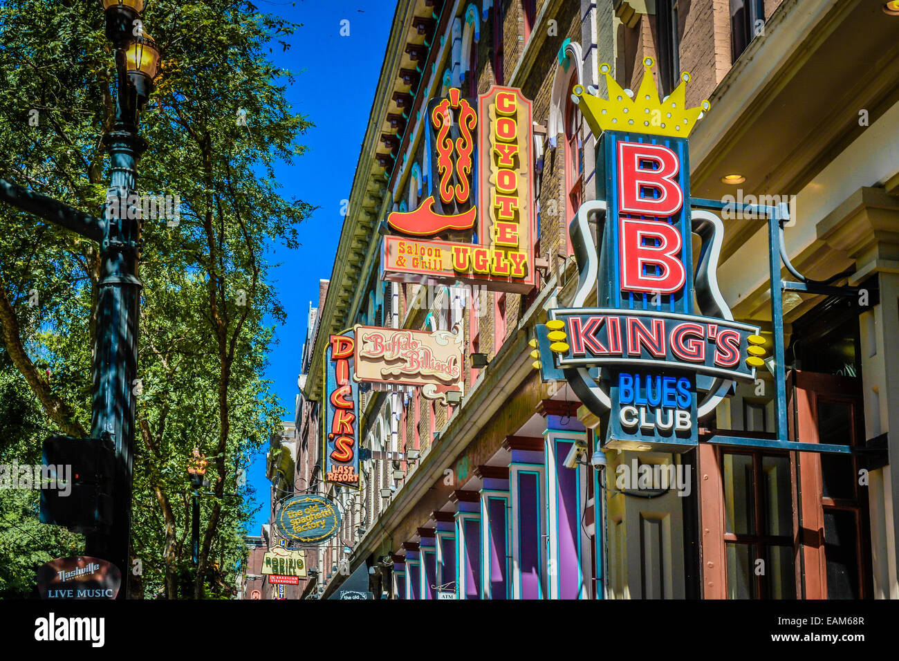 BB King's Blues Club an der farbenfrohen und historischen 2. Avenue North mit Neon, Honky Tonks und Einkaufsmöglichkeiten im Zentrum von Nashville, TN, Music City USA Stockfoto