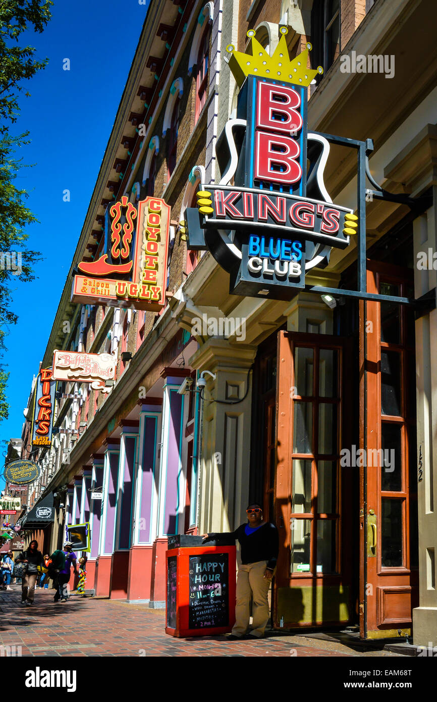 Menschen schlendern die Restaurant- und Einkaufsviertel in der Nähe von BB King's Blues Club auf der 2. Avenue North in der Innenstadt von Nashville, TN, Music City USA Stockfoto