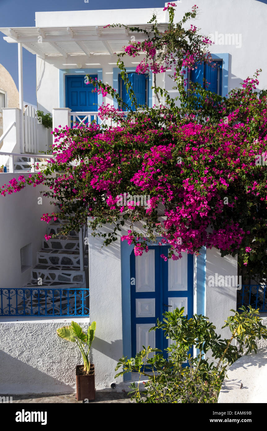 Flowers blue door greek house -Fotos und -Bildmaterial in hoher Auflösung –  Alamy