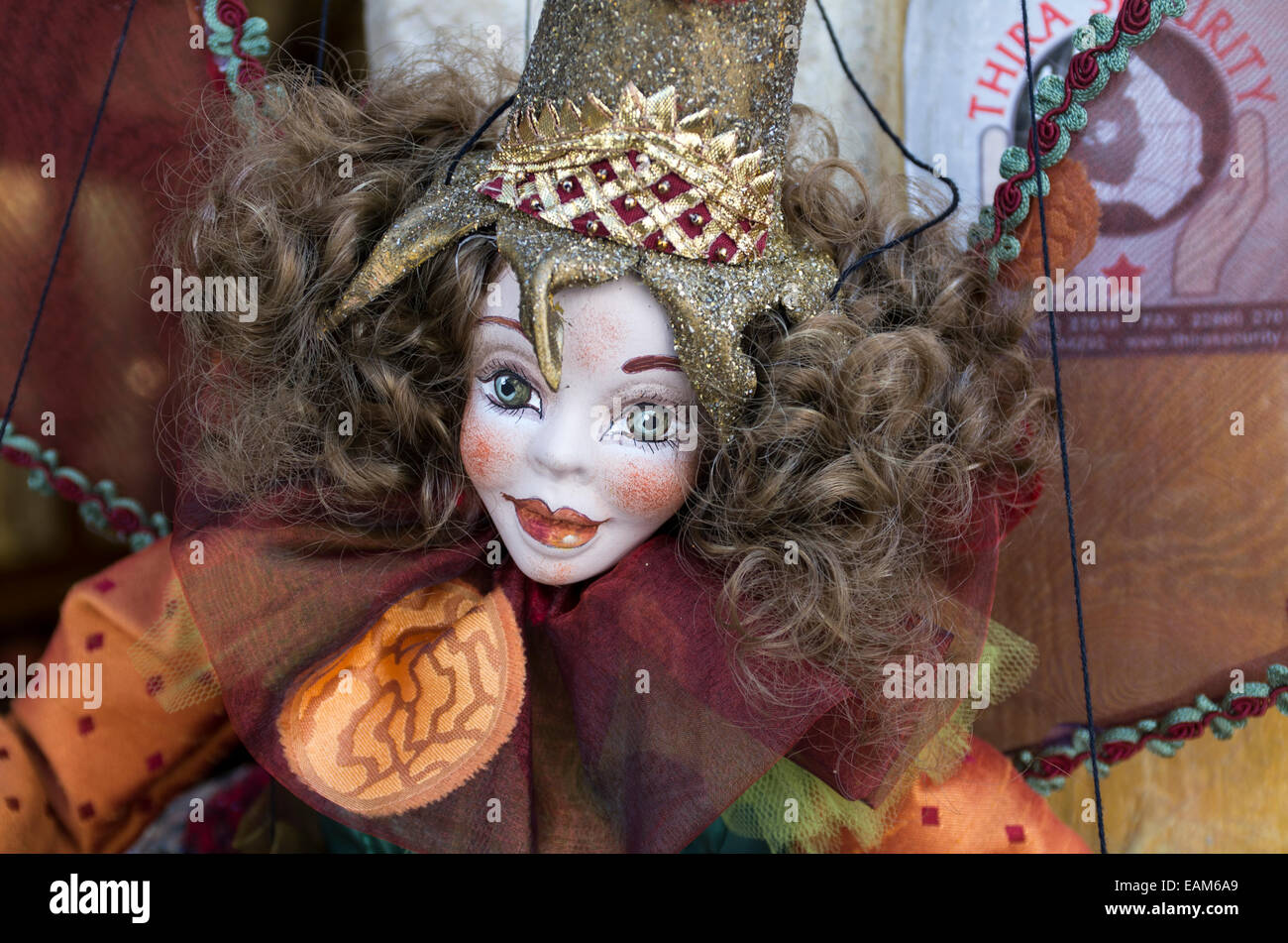 Eine Puppe vor einem Geschäft in Santorini, Griechenland. Stockfoto