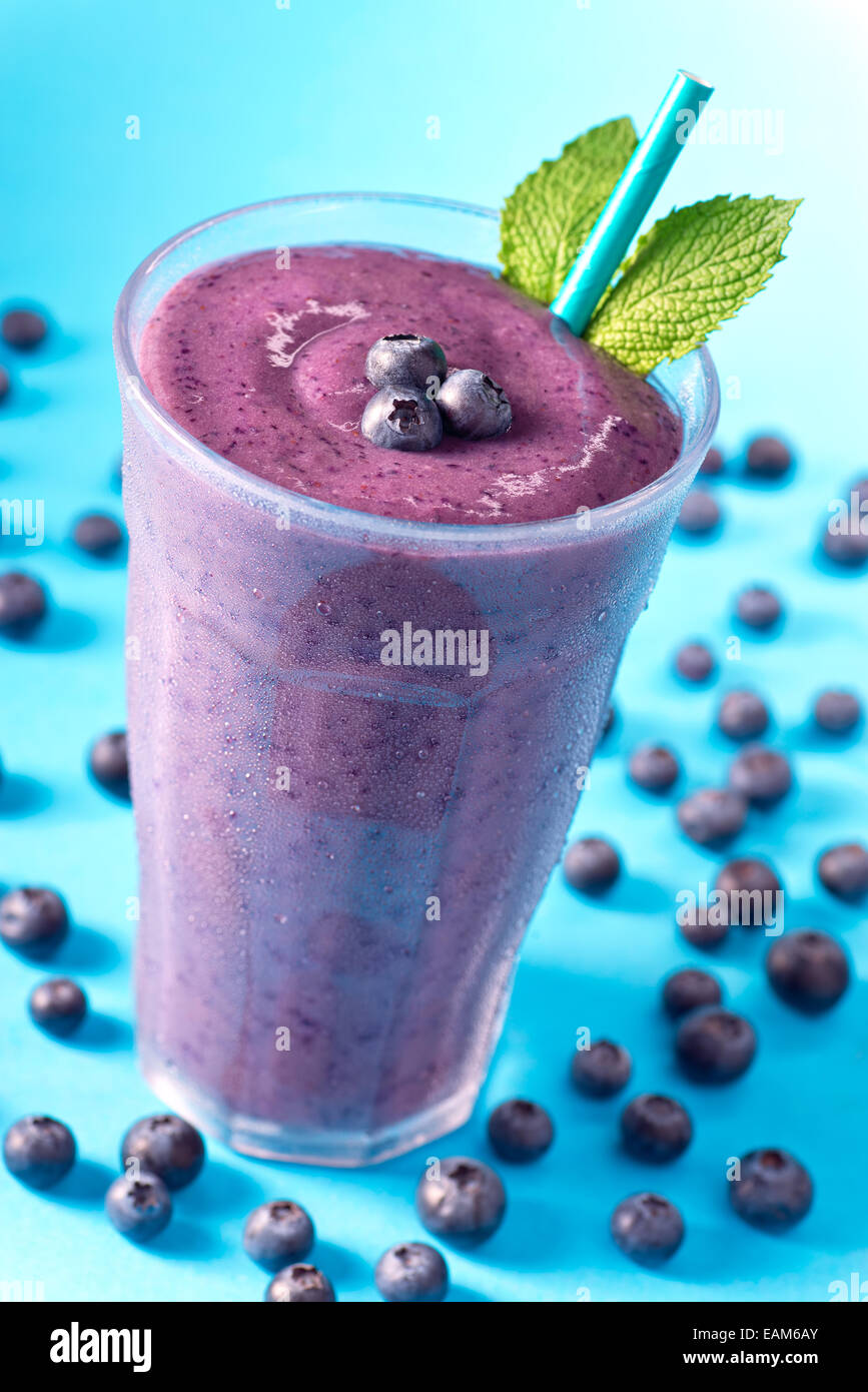 Eine köstliche kalt erfrischend Blueberry Smoothie mit Minze garnieren und Stroh. Stockfoto