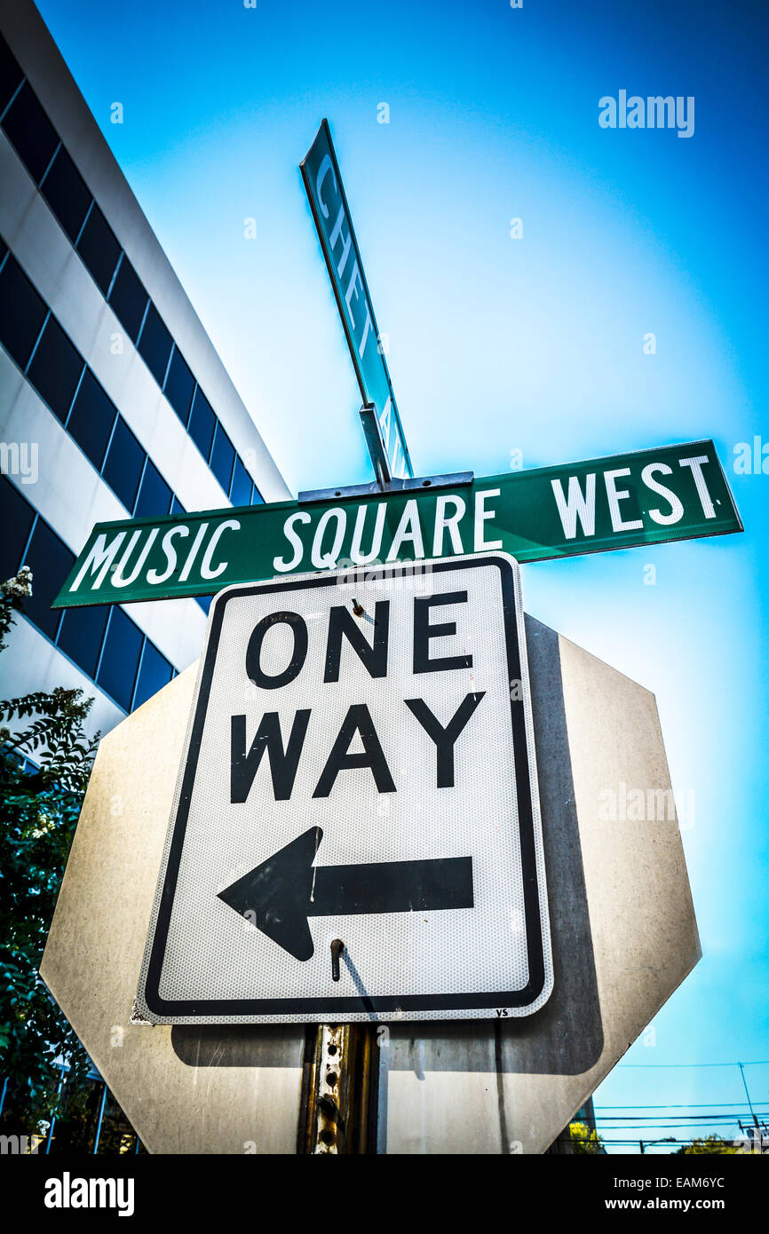 Straßenschilder an Kreuzung von Chet Atkins Ort und Music Square West auf Music Row in Nashville, TN Music City USA Stockfoto