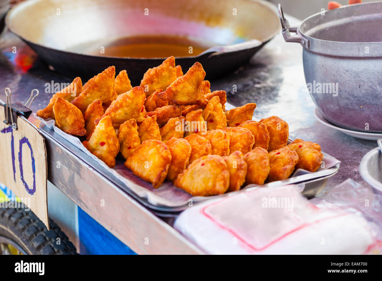 Food-Snacks auf einem Thai Street-Markt in Bangkok, Thailand Stockfoto