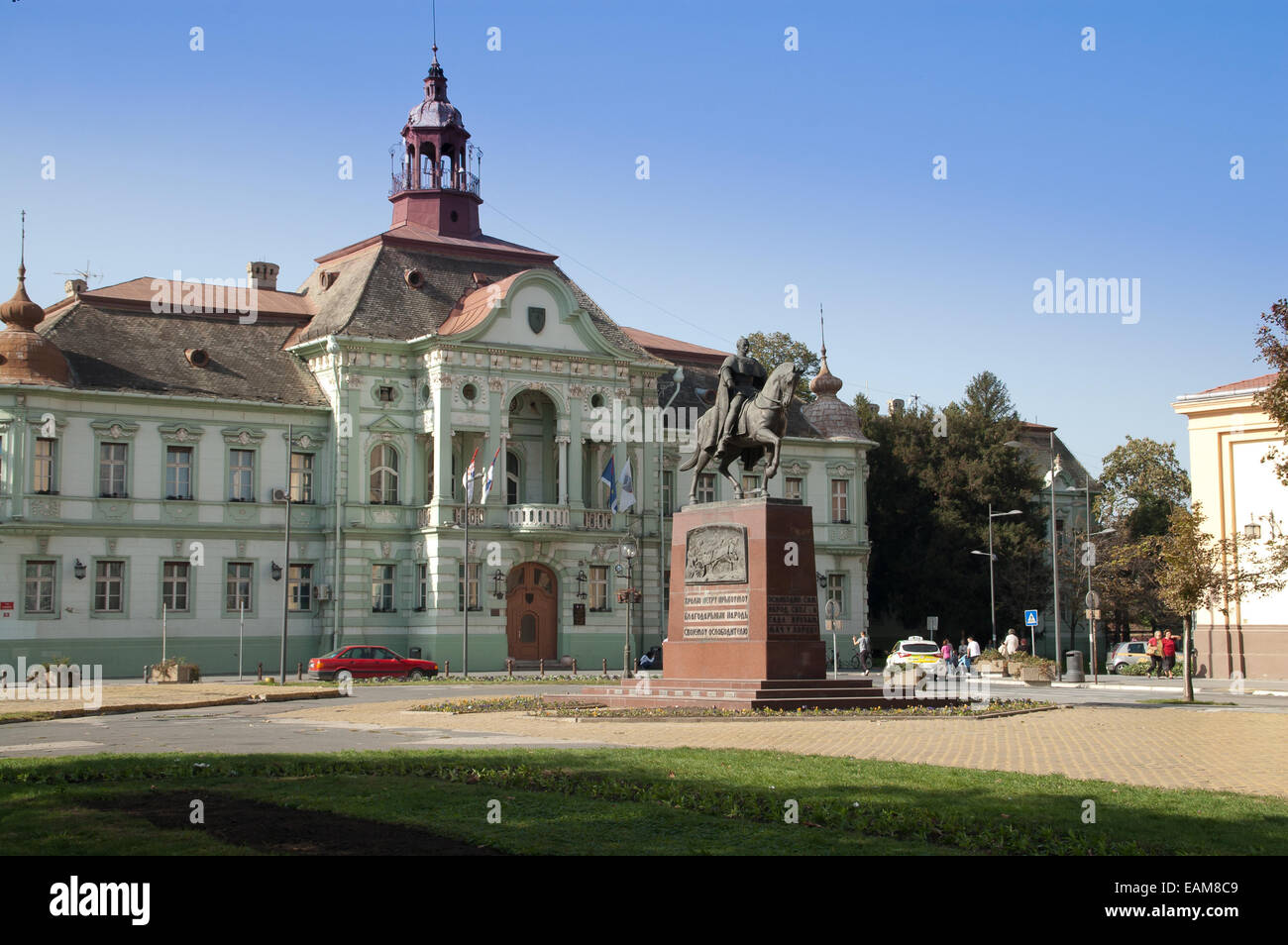 Denkmal für König Peter in das Zentrum von Zrenjanin. Das Denkmal befindet sich auf dem Platz vor dem städtischen Firmwareupgrade Stockfoto