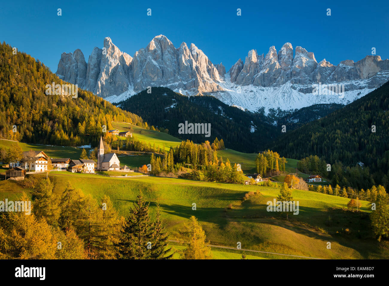 Herbst am Nachmittag über Val di Funes, Santa Maddelena und der geisler-spitzen, Dolomiten, Südtirol, Italien Trentino-südtirol - Stockfoto