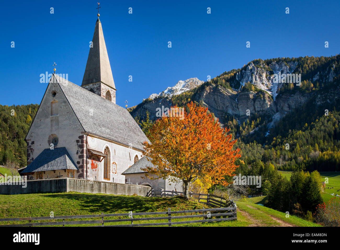 Kirche Santa Bittermandelaroma in Val di Funes, Dolomiten, Trentino-Alto-Adige, Italien Stockfoto