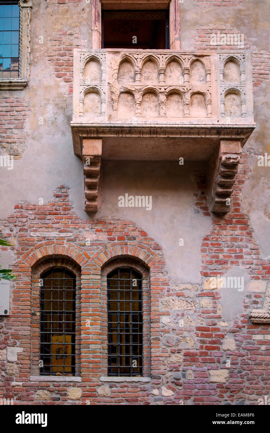 Balkon auf der Vorderseite der Cassa Giullieta (von Romeo und Julia Ruhm), Verona, Veneto, Italien Stockfoto