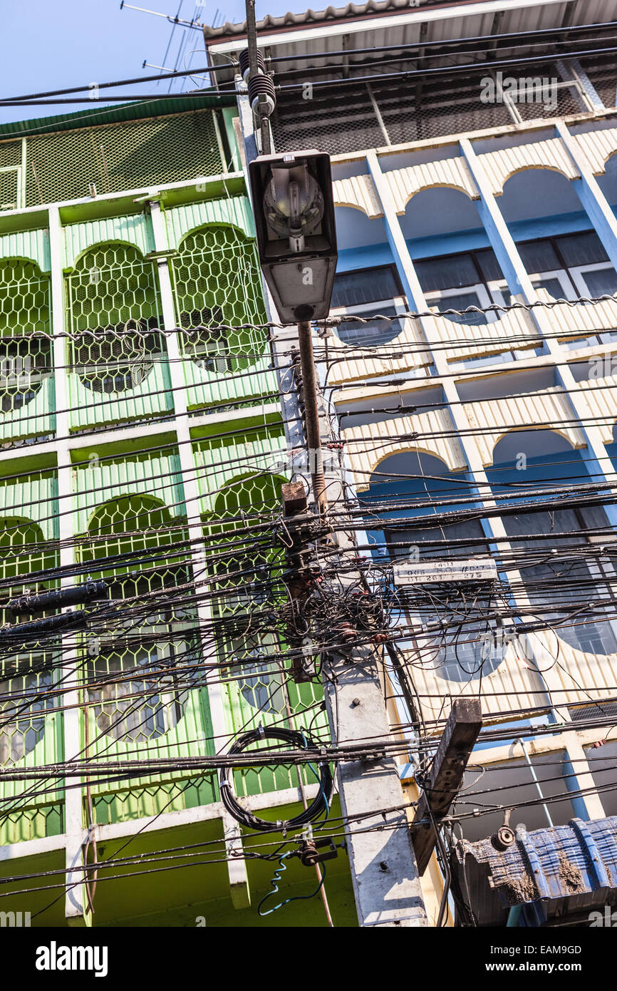 Wirren und unordentlich Elektroleitungen in Bangkok Stadt Stockfoto