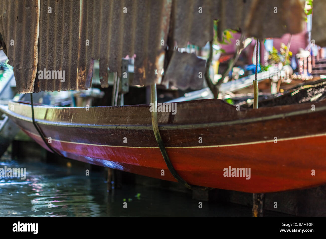 eine kleine thai Holzmotorboot unter Wartung mit einem Laken bedeckt Stockfoto