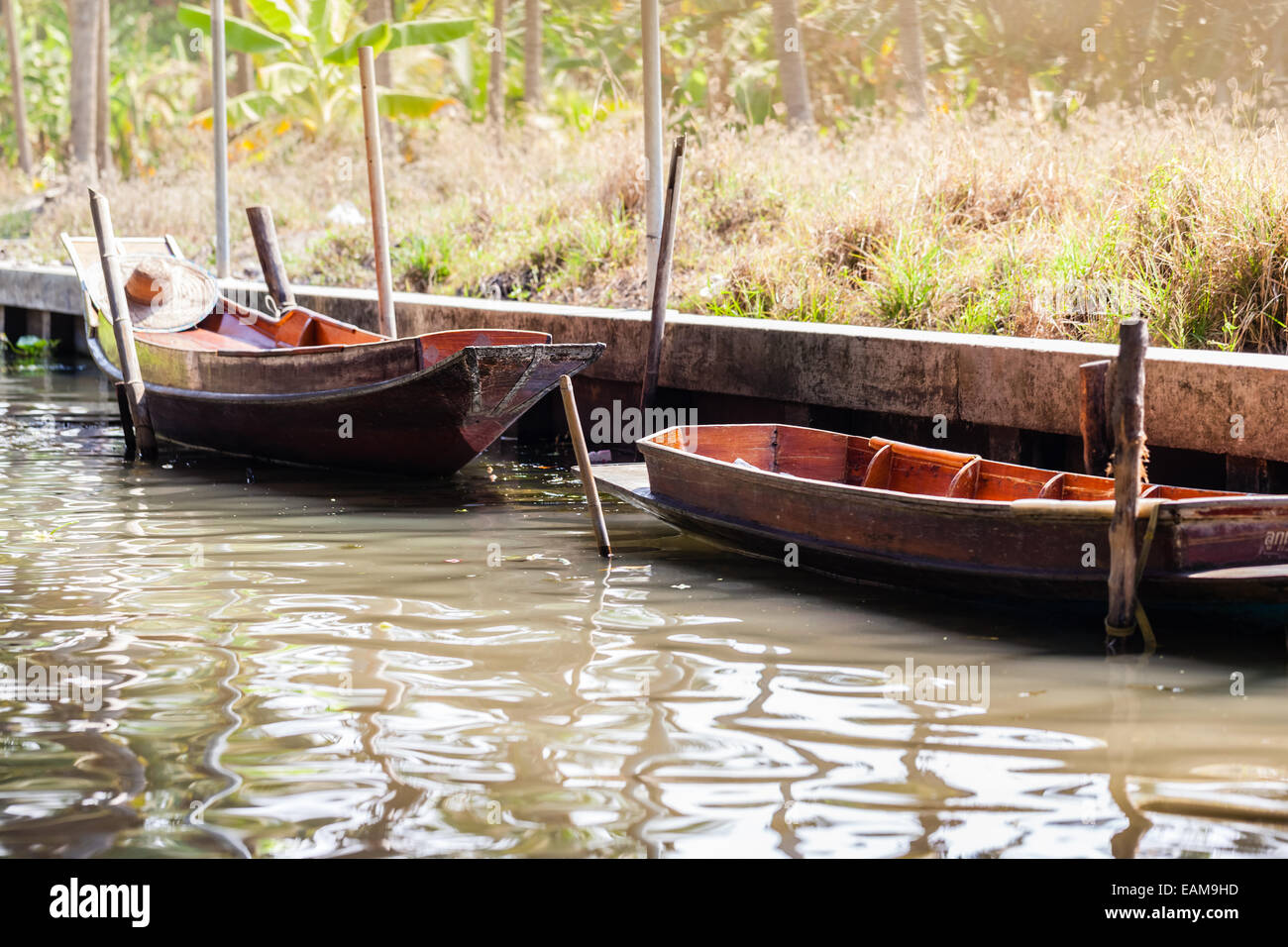 zwei kleine thai Holzboote vertäut in einem Kanal in der Landschaft Stockfoto